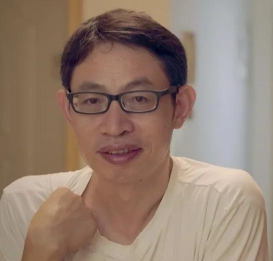 2008年汶川地震那天，范美忠正在教室里讲课。地震一来，这位北大才子扔下满屋子学