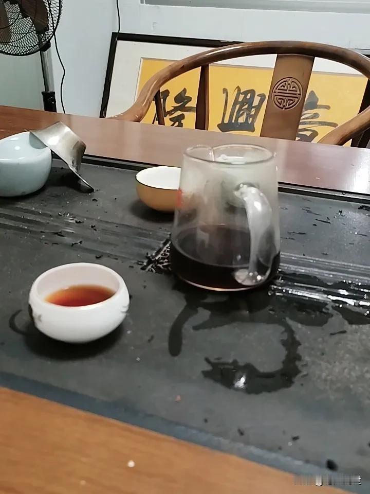 这个点还在喝茶[捂脸]失眠