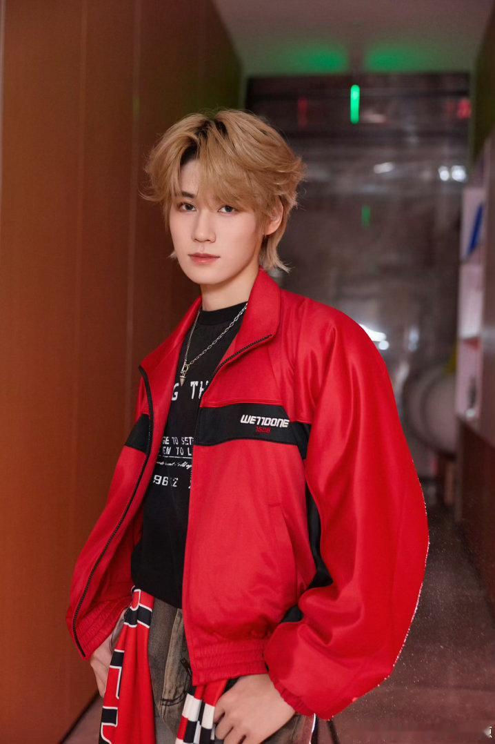 张真源回应自己是steve奔跑吧谁还没磕到张真源的Steve梗！跑男里本人亲自回