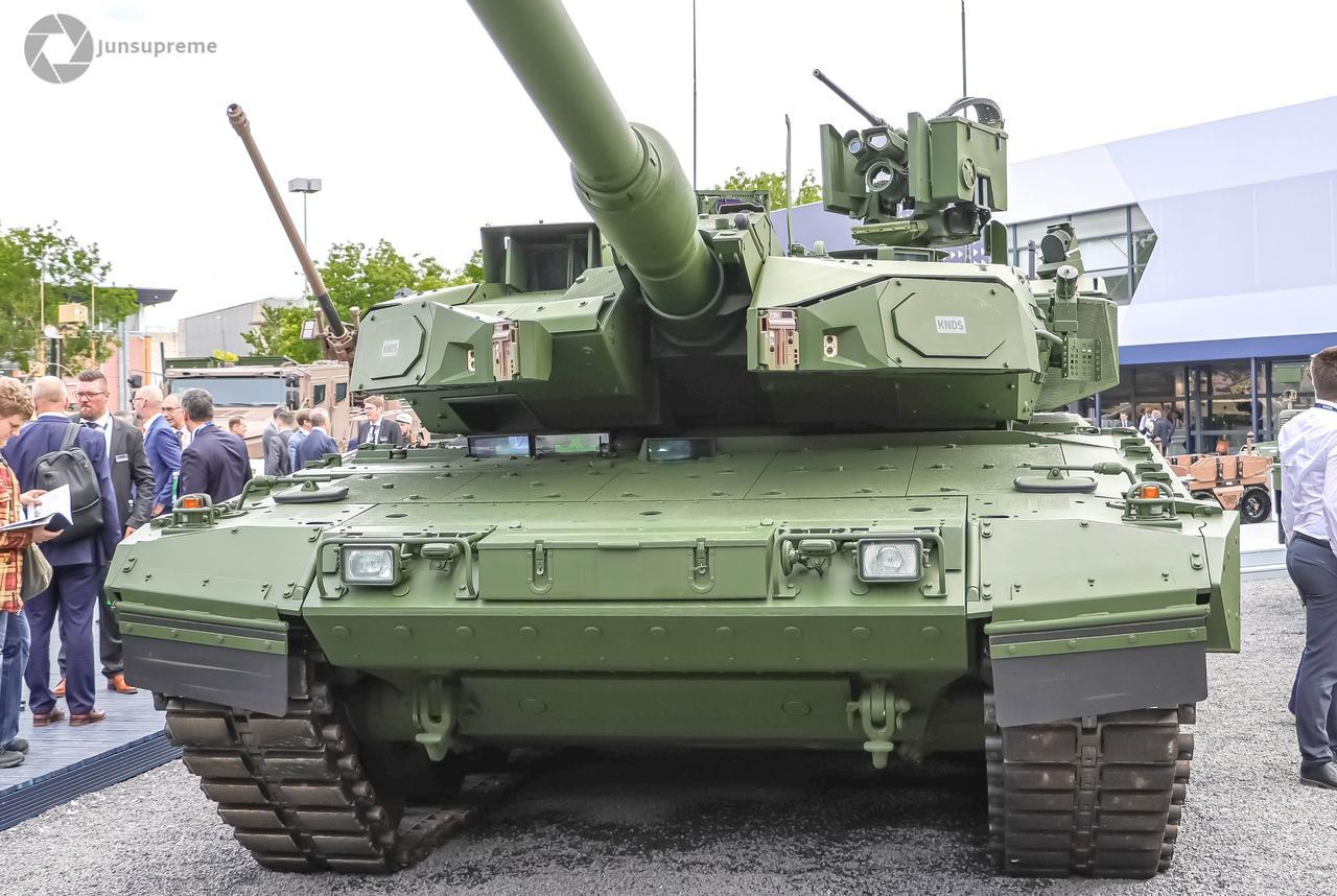 Eurosatory 展会上展出的配备Trophy主动防护系统的新的 “豹2A8