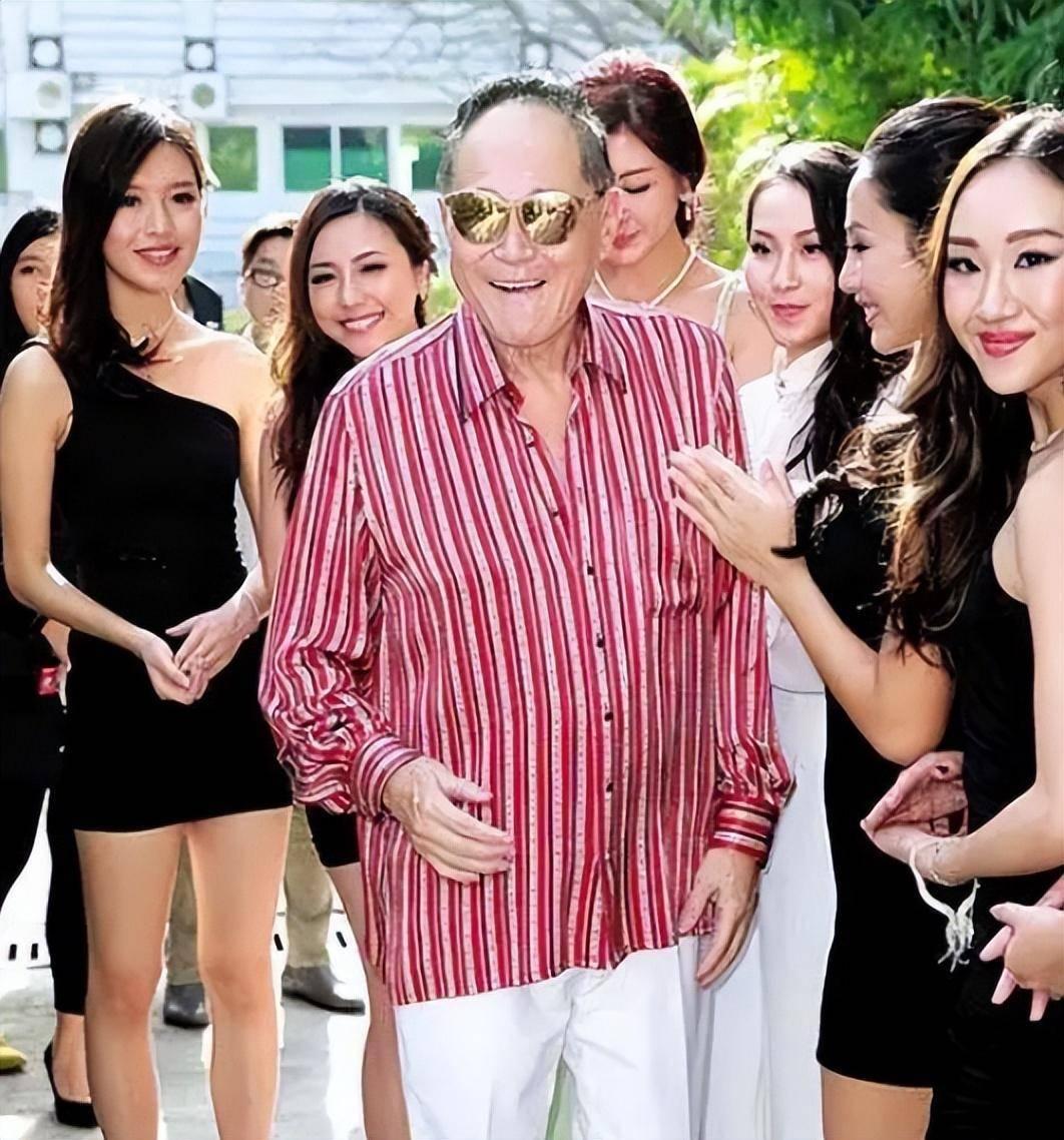 向太说：香港有个快九十岁的富豪，这辈子就没停过娶妻生子再离婚的循环，专挑年轻漂亮