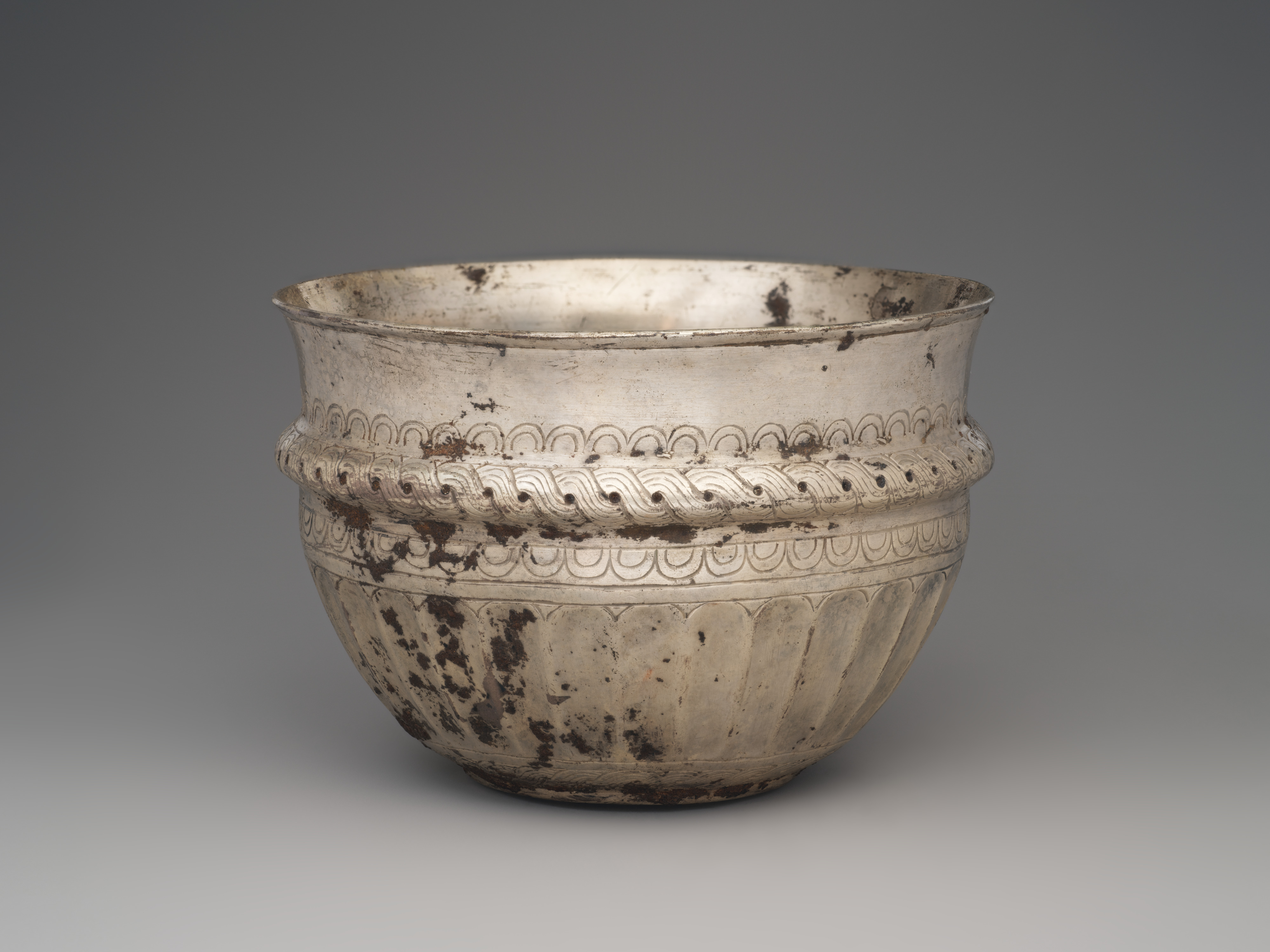 纽约大都会博物馆藏公元前1000年以前伊朗地区制作的铜鎏银绳纹花纹碗 