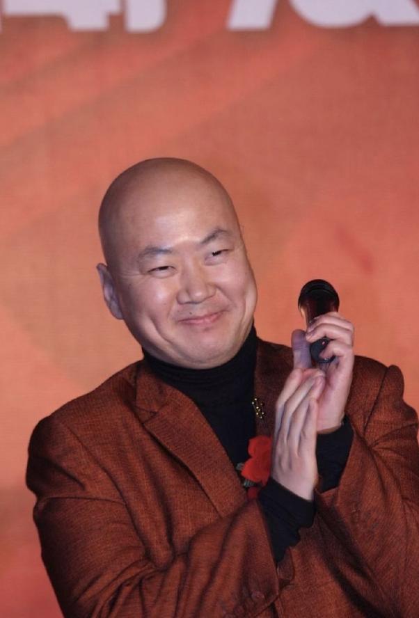 才知道郭冬临未婚！近期有媒体曝光59岁郭冬临现状，无妻无子，独居北京老小区。脑子