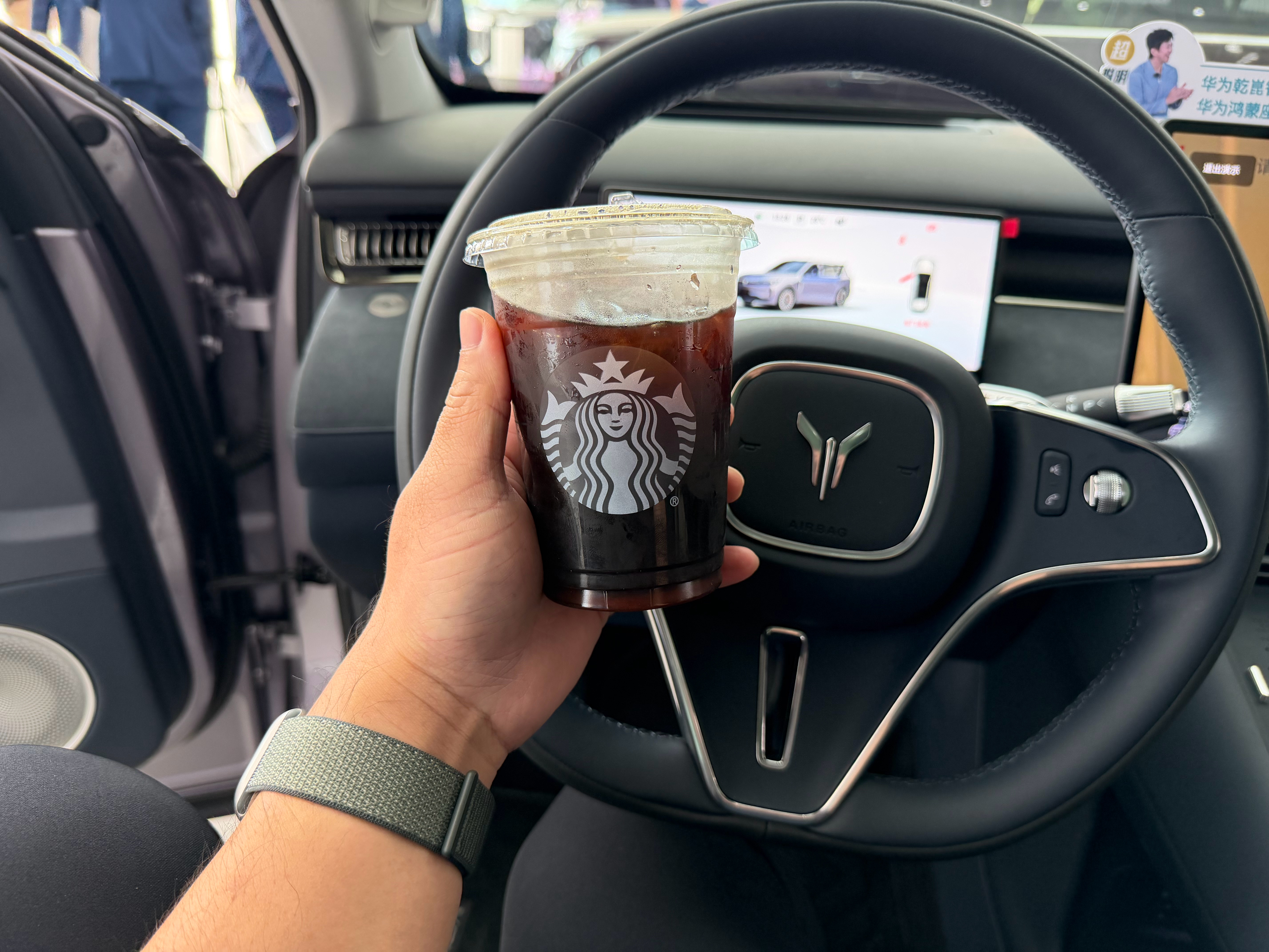 今天岚图请喝星巴克 深圳·观澜湖新城MH MALL