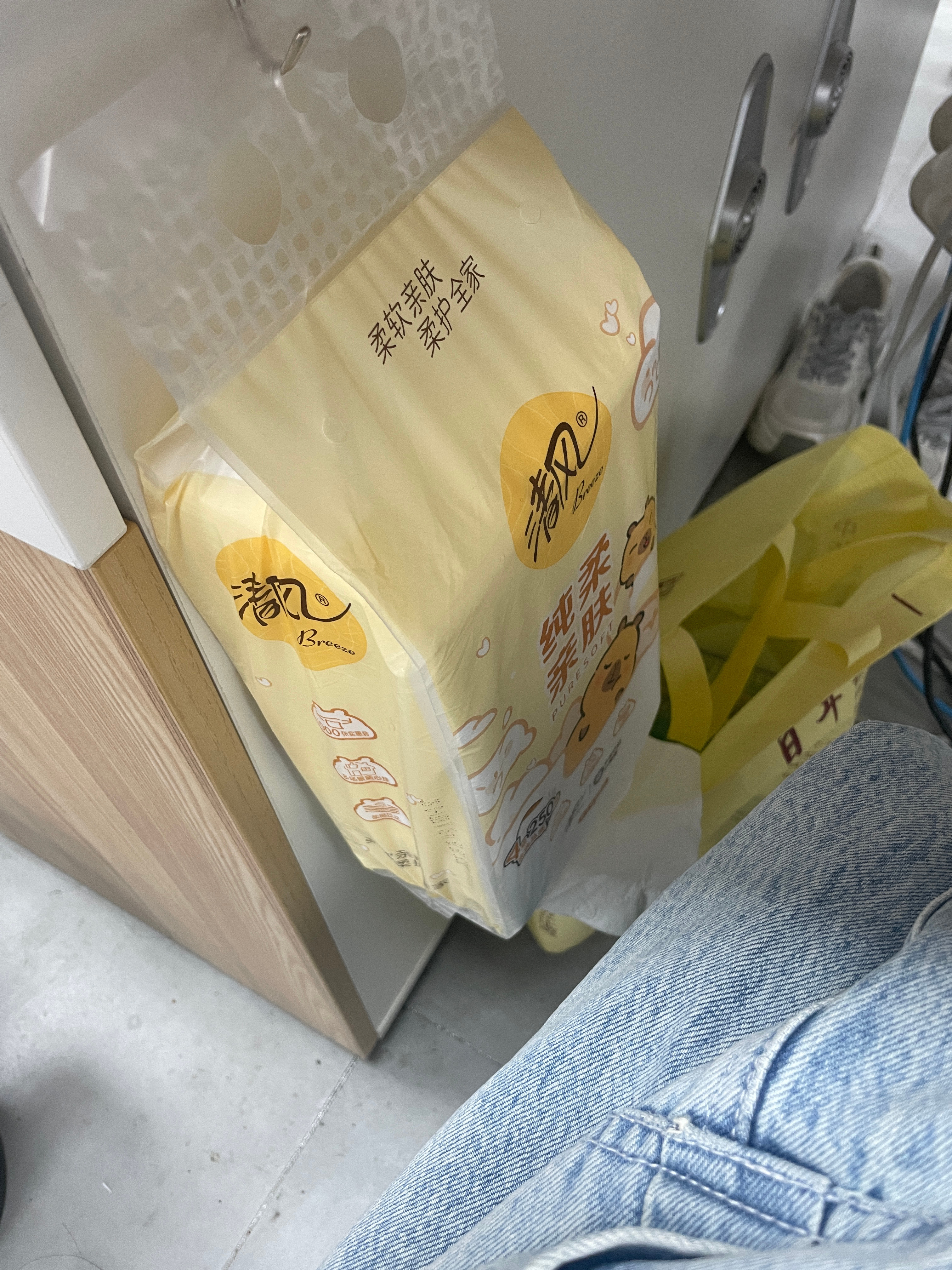 我不在的时候 实习生妹妹看见我桌上没纸了 给我买了纸巾还贴了个挂钩（因为我桌面总