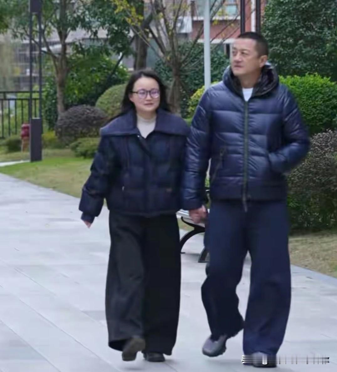 李亚鹏还有一个女儿，
不是亲生的，
但感情比亲人还深。

这女孩是朱春燕，200