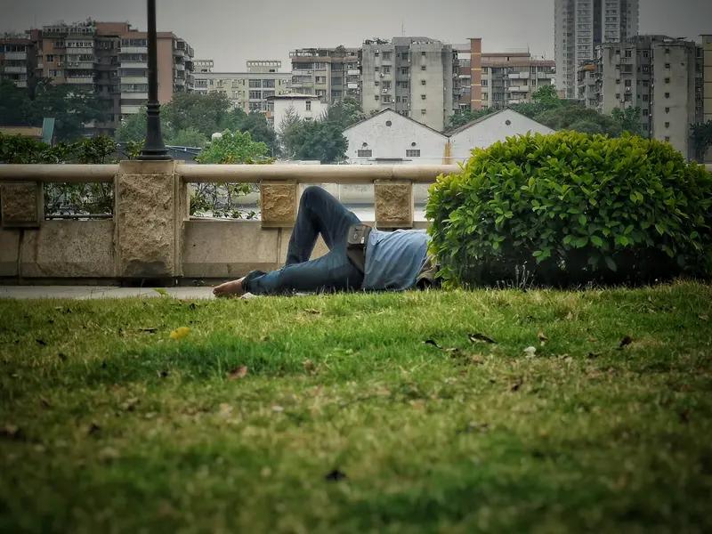 普通中年人的三个不动：
1. 心不动——别让外面那些破事儿动你的心神。
2. 身