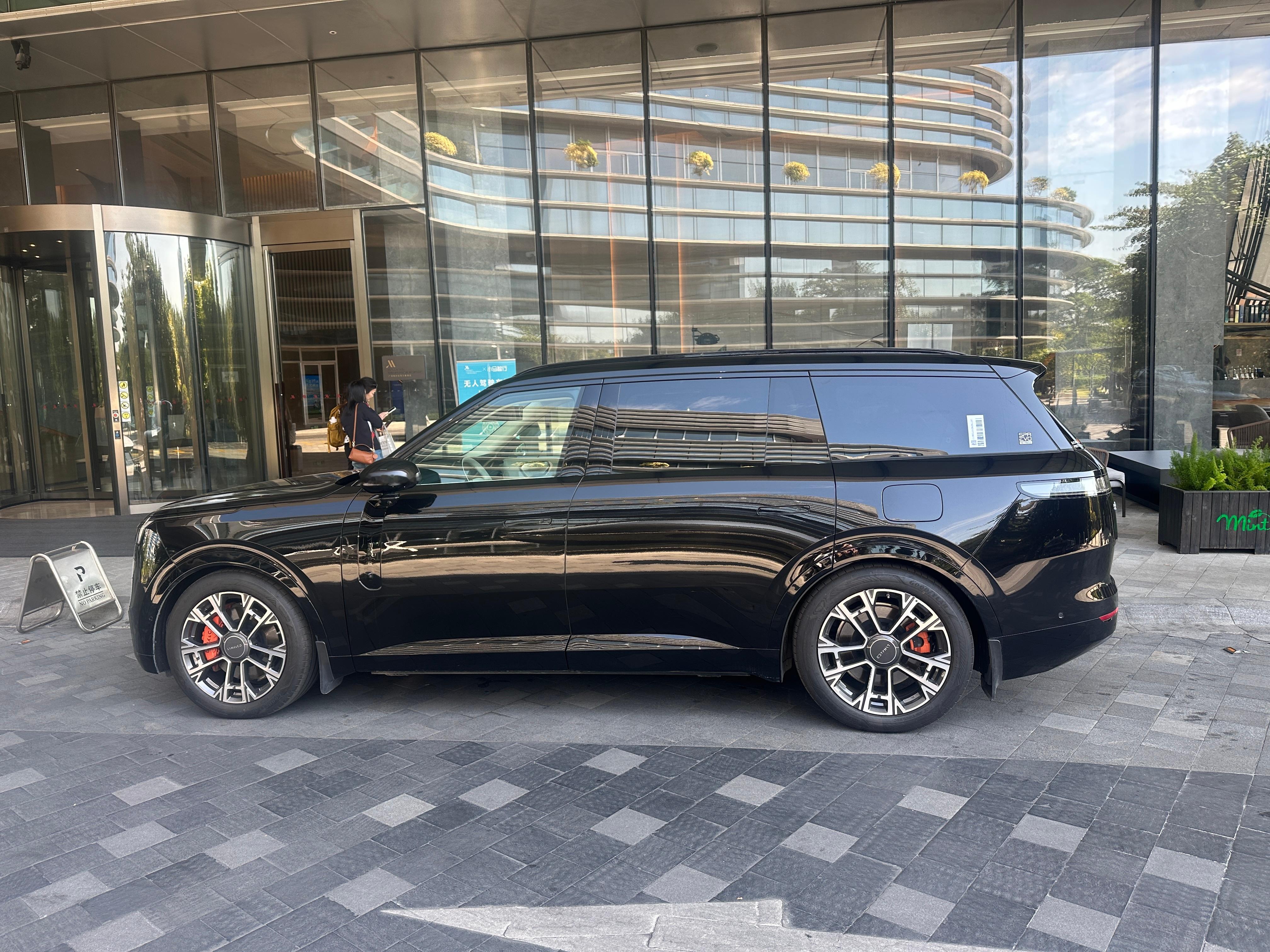 领克900的轮毂换回来了，at胎扎了钉子。这一万三公里的印记主要都在轮胎上了。 