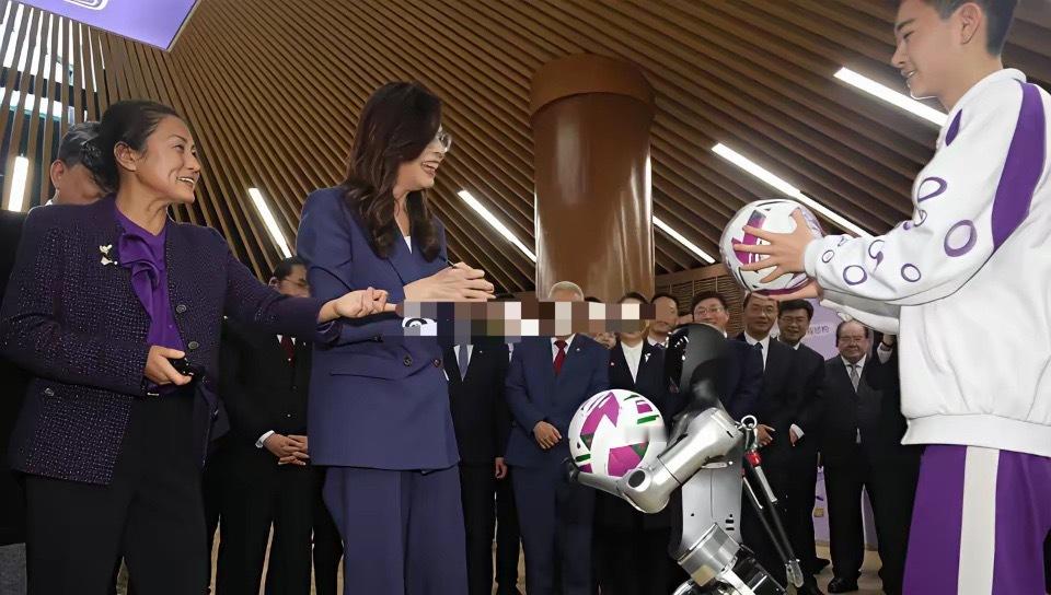 郑丽文在北京清华附中的一句话，直接暖到了无数人！这次参访，她看到学生们自主研发的