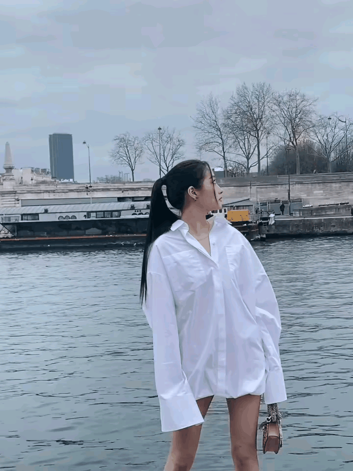 想起鲁迅先生笔下的豆腐西施杨二嫂，那个所谓细脚伶仃的圆规。只不过这个圆规年轻且新