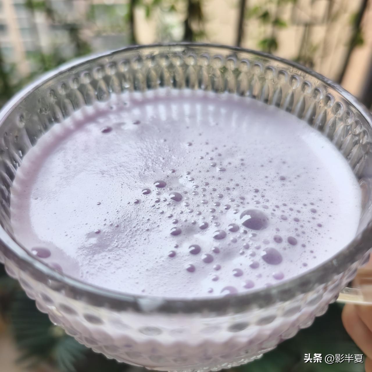 窗外的雨丝飘洒，手里的紫甘蓝汁像一小杯被稀释过的暮色——深紫里透着粉，晃一晃就漾