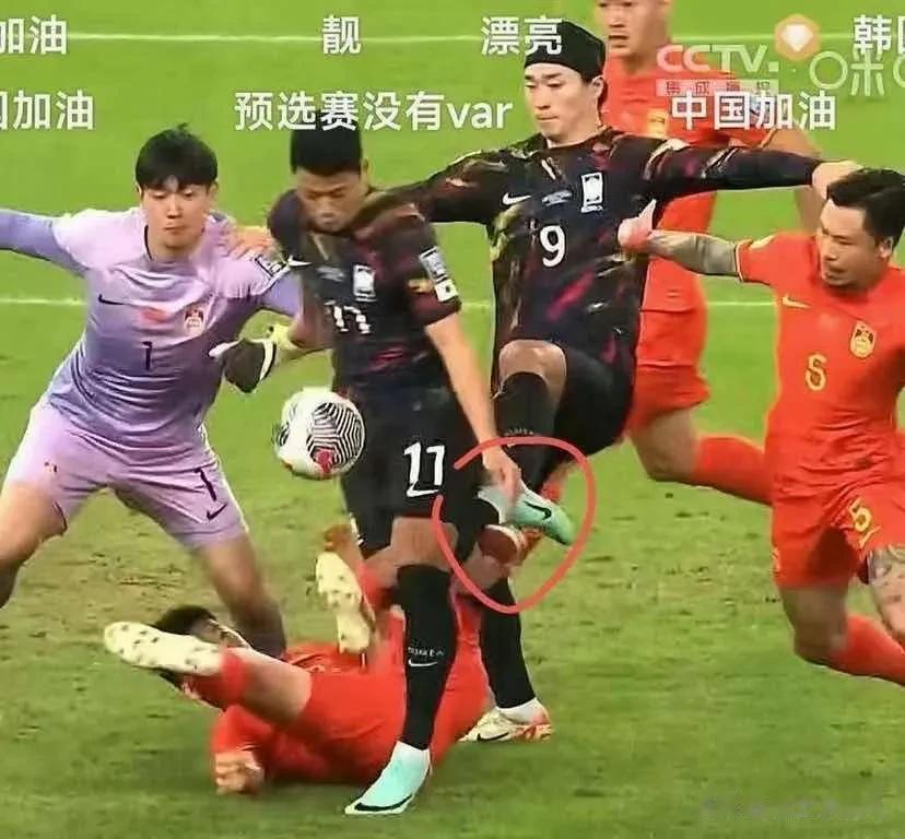 争议判罚！中韩大战第一球究竟应不应该判点球？
有些人认为，韩国队11号是被韩国队