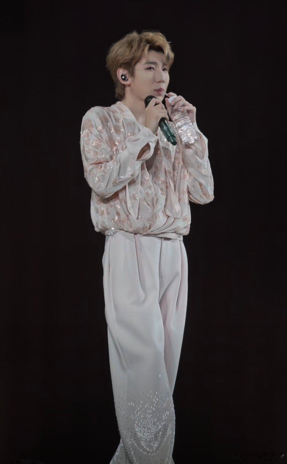 王源老公我是实在叫不出口王源上海巡演这段互动也太有意思了台下粉丝本来鼓足勇气准备