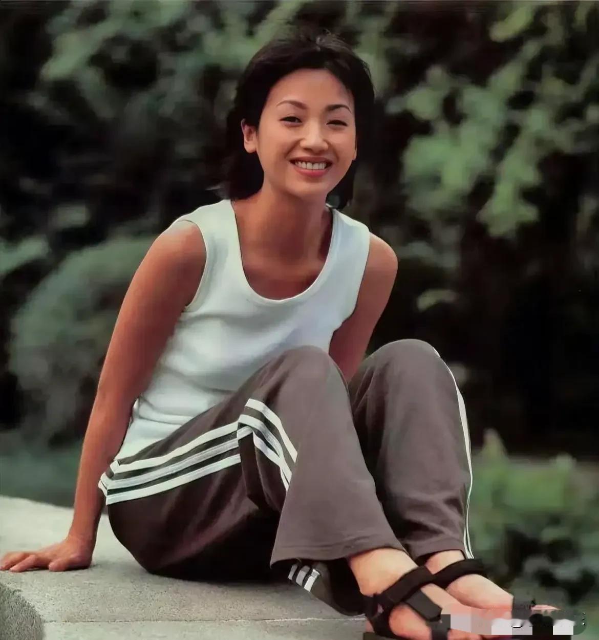 吴倩莲是单眼皮女演员中最漂亮的一位，她的五官清秀迷人，鼻子和嘴巴都特别出色。她简
