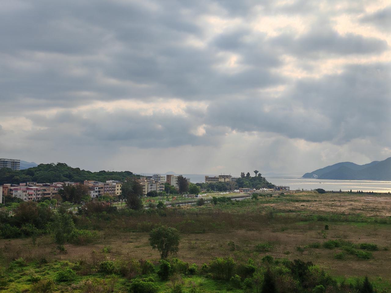 深圳大鹏东山海边的清晨，太阳升起来了，可云太多，阳光还没穿透云层。清晨的海边乡村