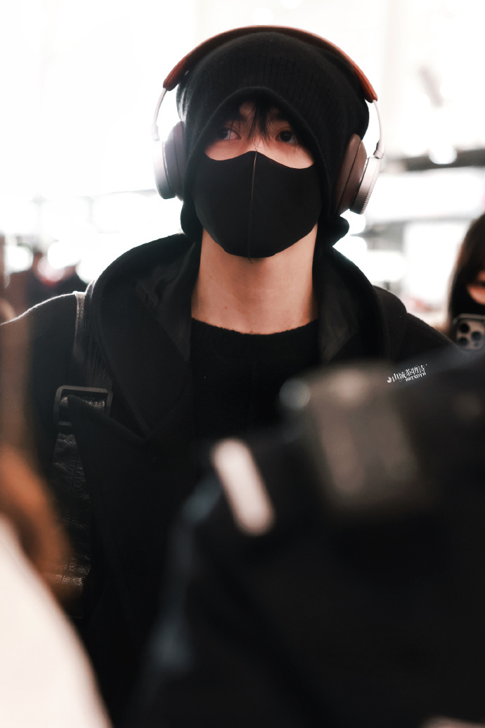 曾舜晞出发巴黎 看到今天的路透的时候，真的是太帅了呀，好开心曾舜晞出发巴黎，每一