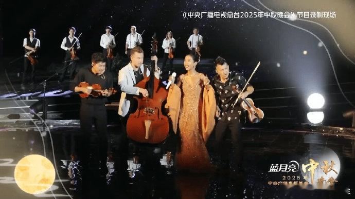 吉克隽逸踩10厘米细高跟表演哇哦！吉克隽逸在央视中秋晚会上的妆造美炸！我竟发现她