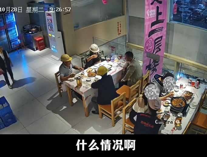 这老板娘不发财都难！农民工师傅下班后到饭店内吃饭，不想竟被后座女子嫌弃体味重，要