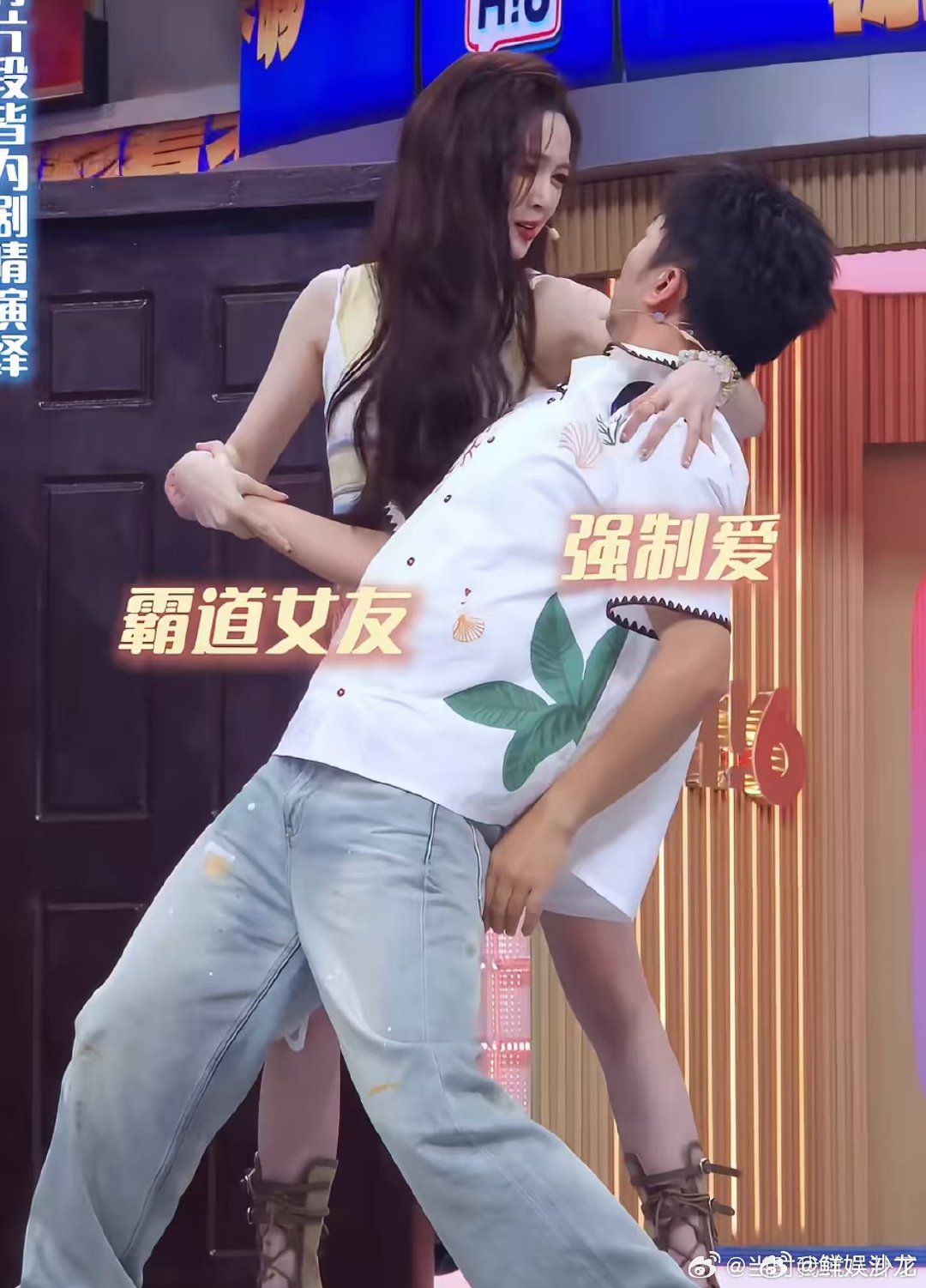 周柯宇吴宣仪霸道男友和霸道女友 你好星期六浪漫偶像剧vs搞笑喜剧现场，周柯宇抱包
