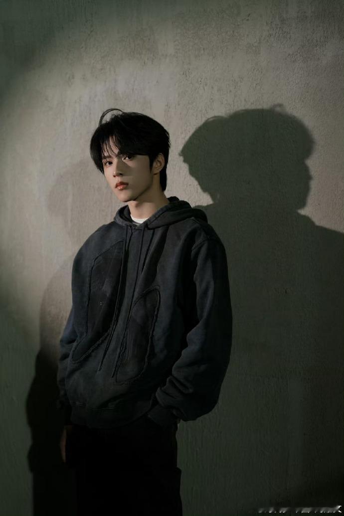 权威的45度标准站姿[喵喵]没见过的，那可不就是新图嘛[老师爱你]简单的两张新图