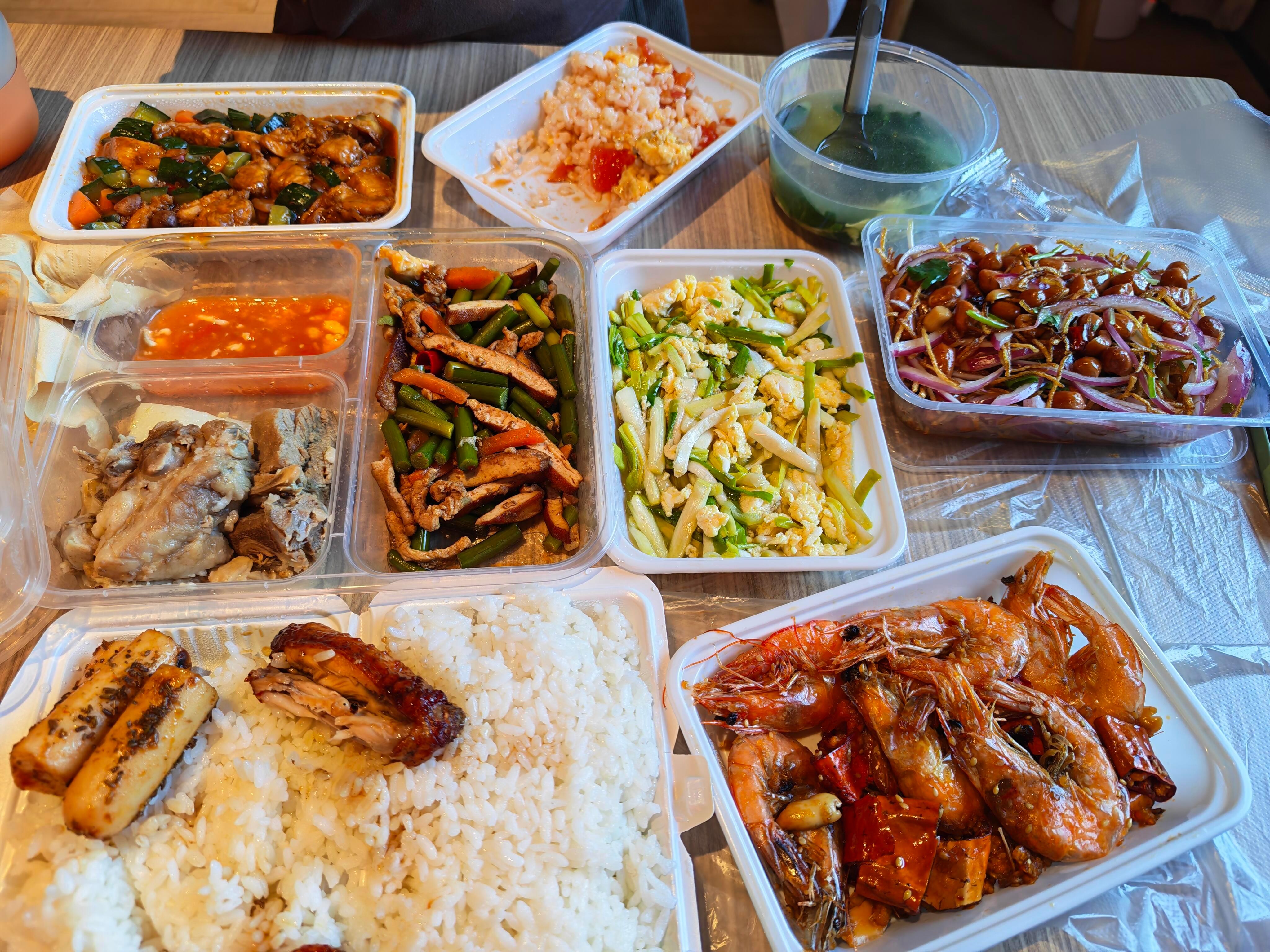 小城良方的剧组盒饭太好吃了吧！！！！ 