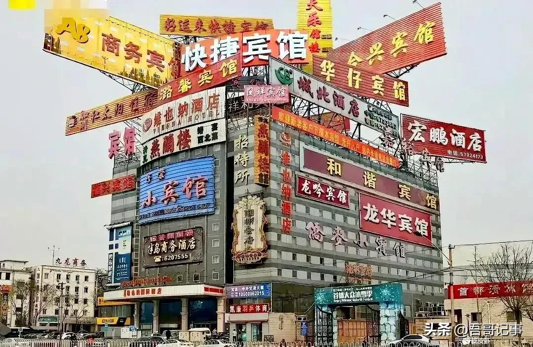 这栋楼本身不赚钱，靠广告收入赚钱，这就是如今的商业逻辑，想明白了你就离富裕不远了