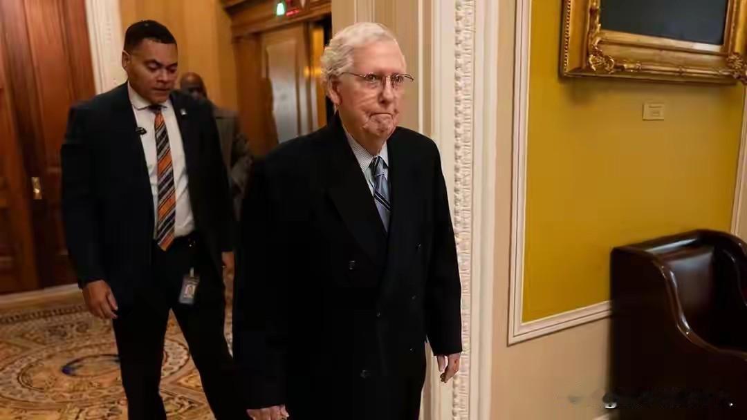 啥情况？美国共和党参议院怎么不是死一个就是摔倒一个的？而且级别都不低？建议像这种
