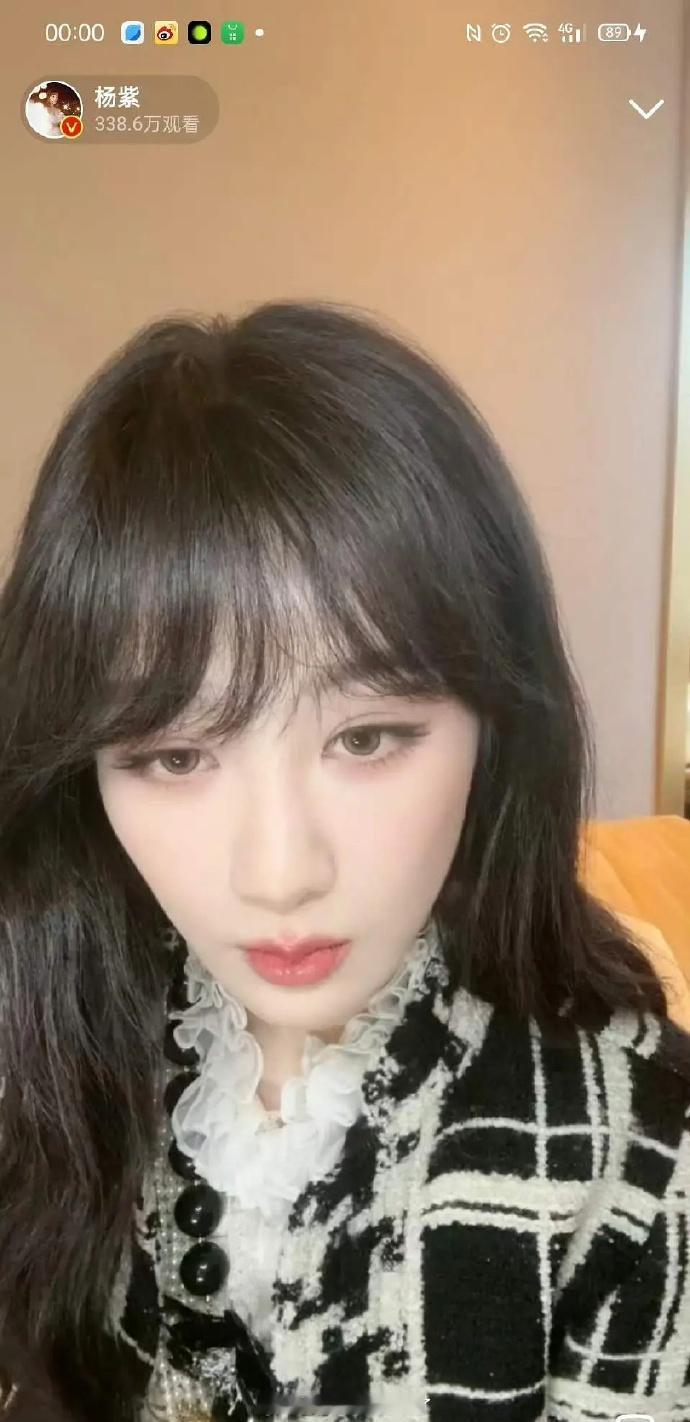 这美颜滤镜效果过重了。 