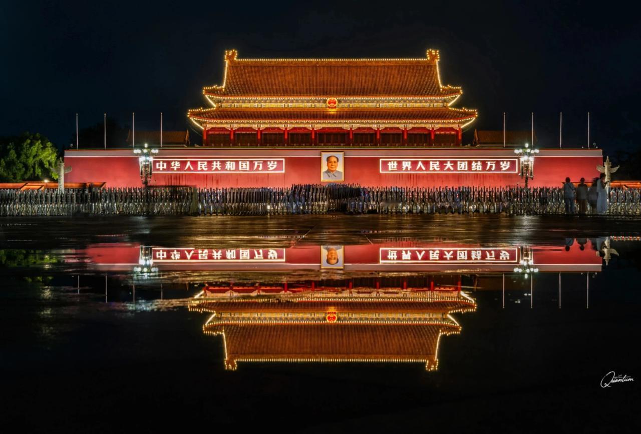 难得一见的倒影
天安门城楼，人民大会堂，国家博物馆，人民英雄纪念碑，前门箭楼倒影