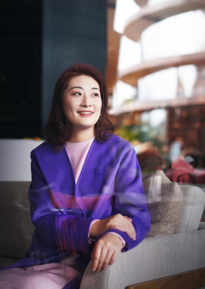 这个女人，拿着110万美元，就把豪门那层遮羞布撕得稀碎。
 
她没能成父亲期待的