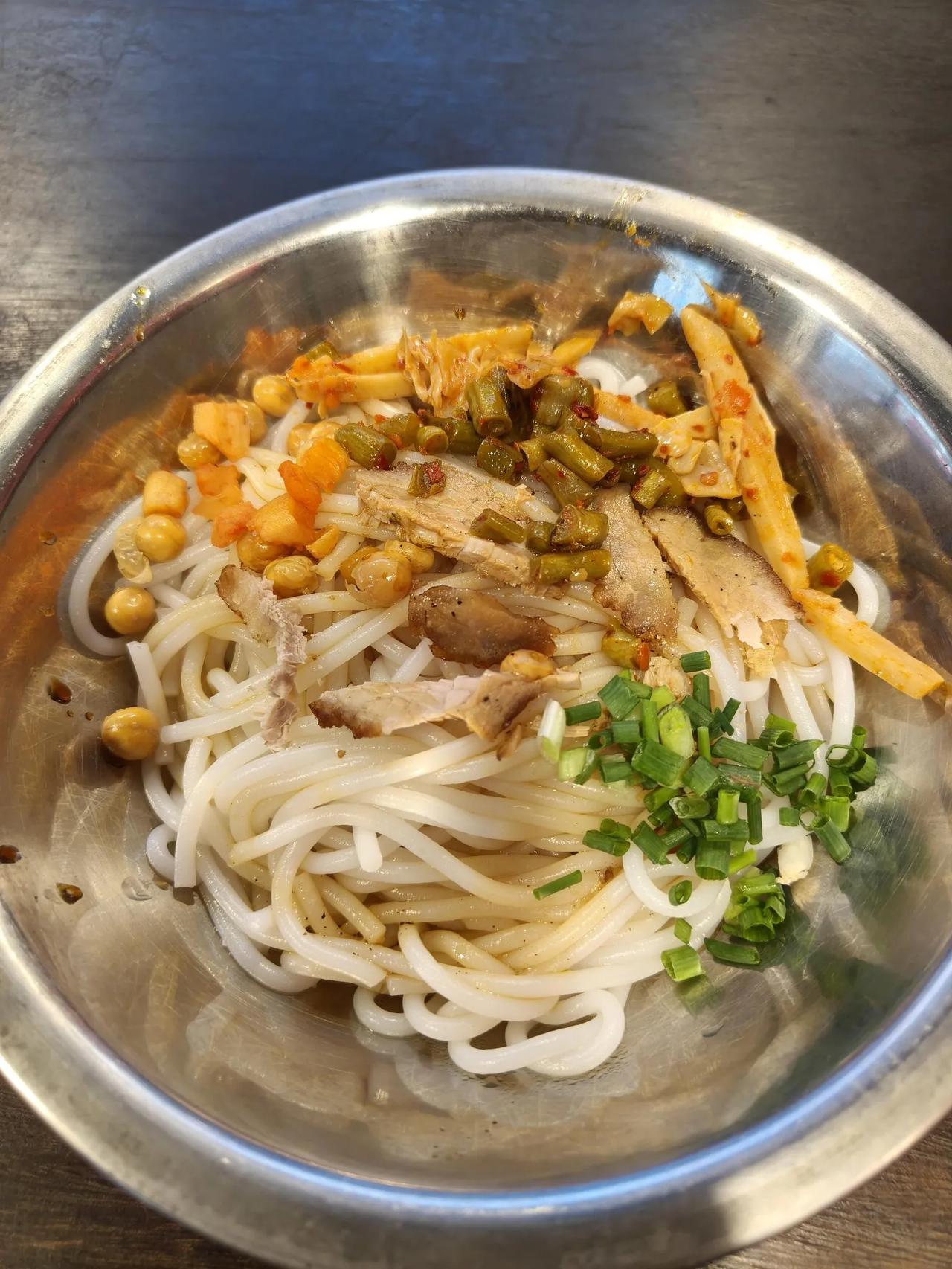 为什么广东很多早茶，广西却很少？
江苏人第一次来广西桂林，没想到这边的米粉店超级