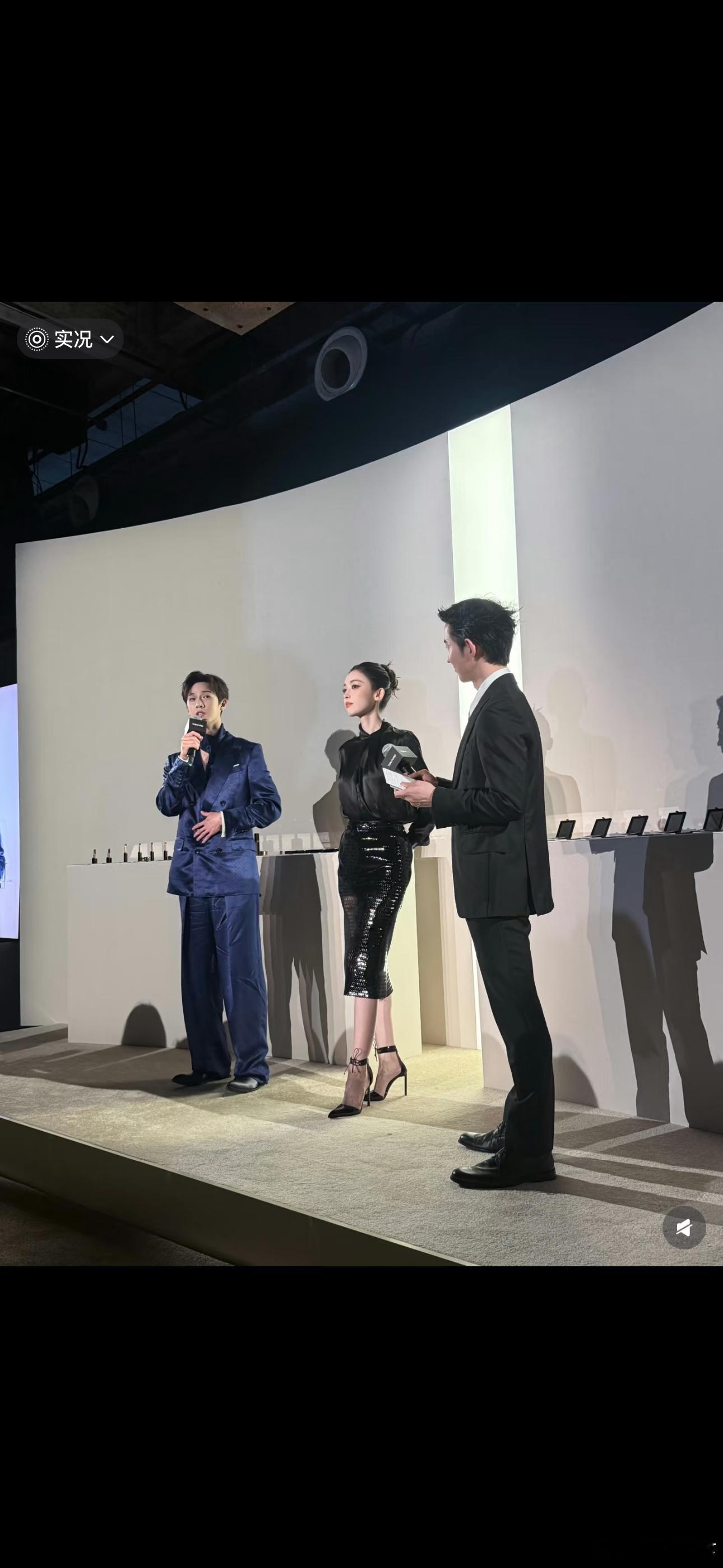 在抖上刷到，李昀锐还没有那个穿黑西装的主持人板正 
