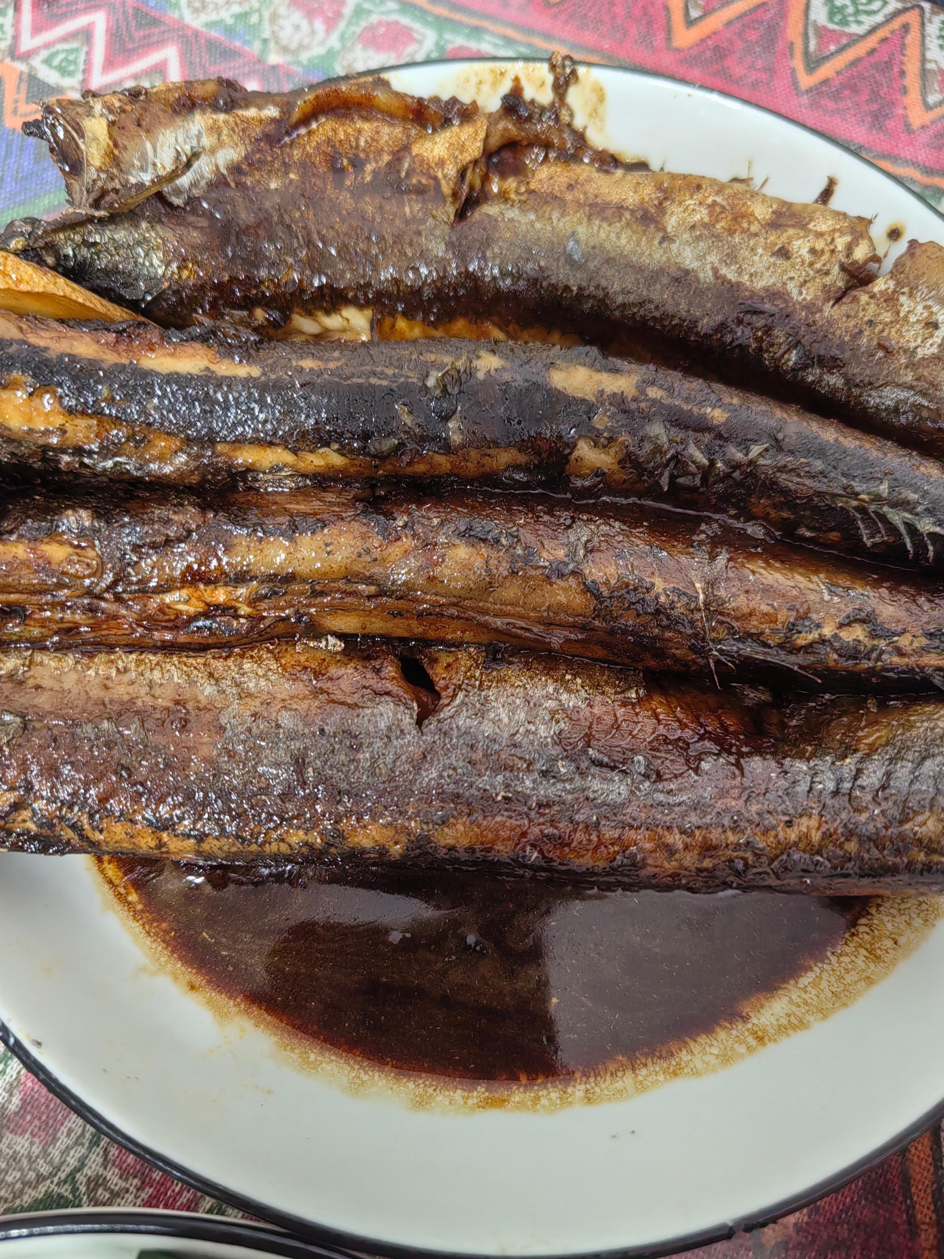 小学生午餐：红烧秋刀鱼麻婆豆腐清炒红薯叶 