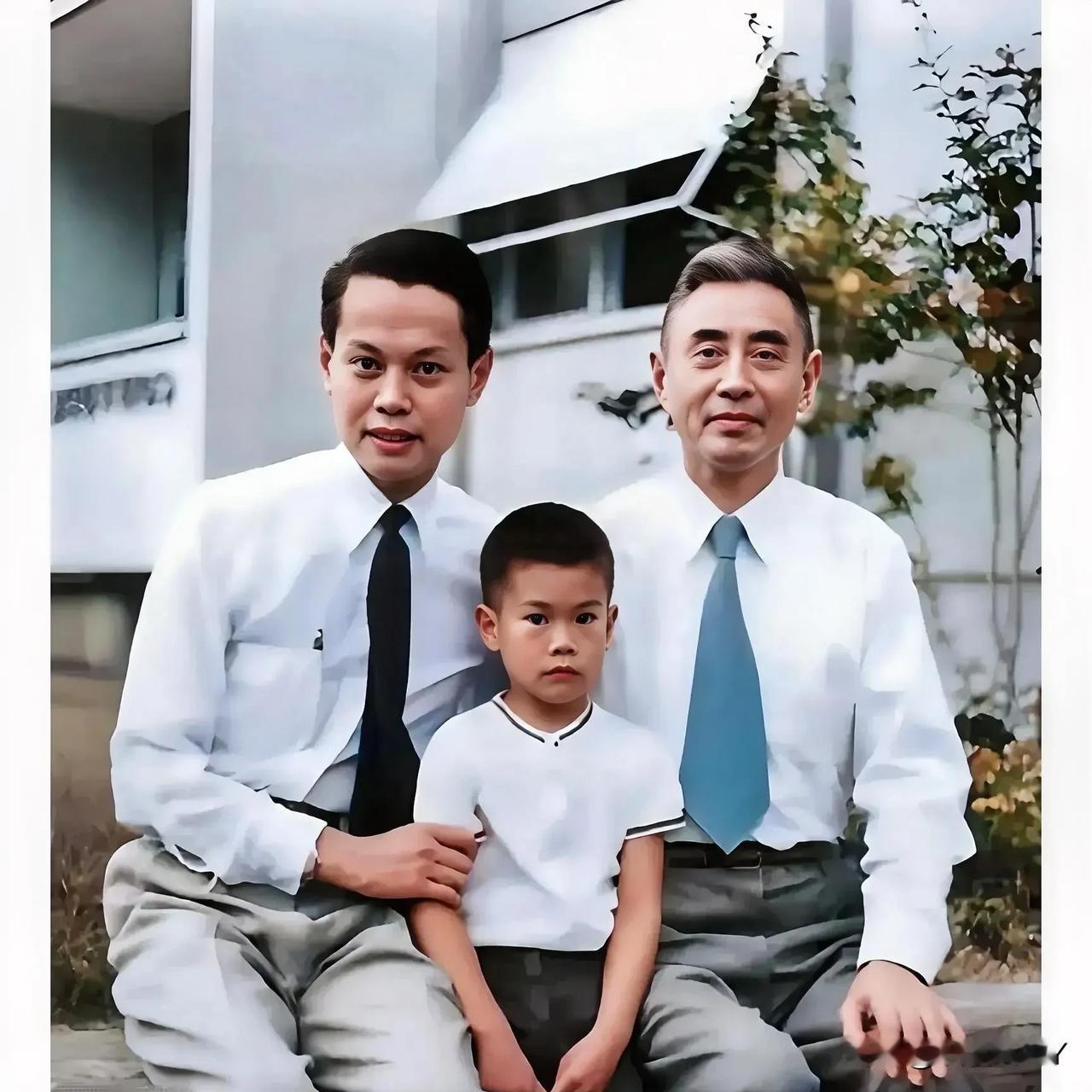 一张老照片，拍摄于1957年的日内瓦，这才是他们祖孙三人的真实相貌，不是演员饰演