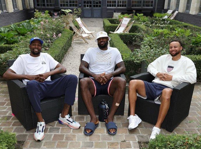 nba圣诞大战   NBA官方晒出詹姆斯、杜兰特和库里的合照，预告了圣诞节专访。