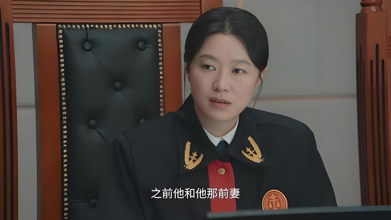 神志不清的农家女摇身一变竟成了法官。

《我的山与海》里，黄璐饰演的农家女何小芹