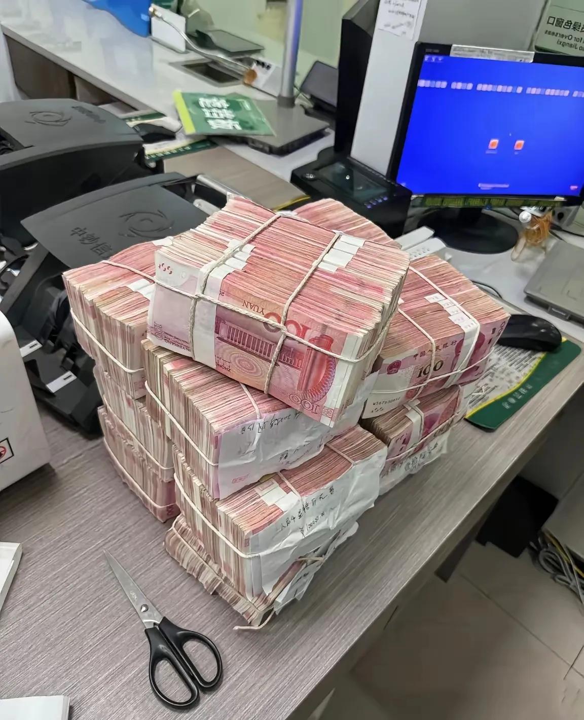 有存款的注意了，
从今年开始，只要你银行有钱，
别听银行一说取消大额存单，就慌着