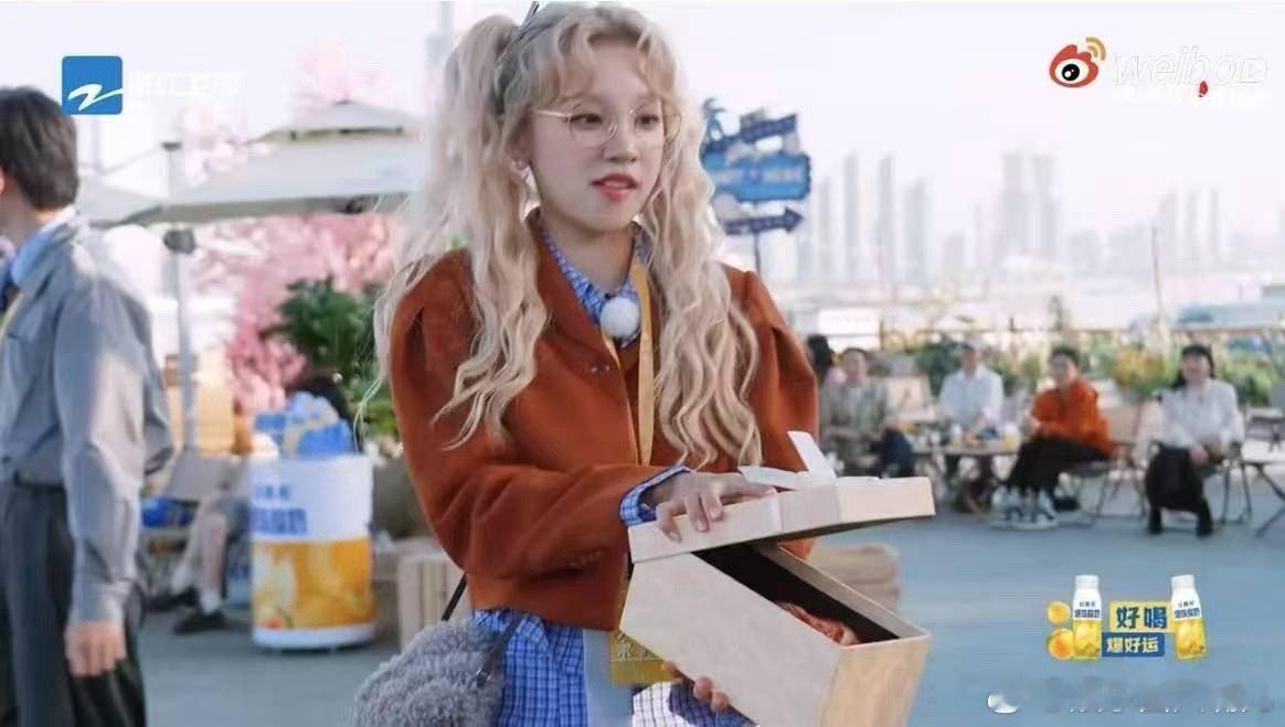 宋雨琦当卧底戏有点过了 谁能想到宋雨琦在奔跑吧 的卧底之路这么曲折！一个假摔直接