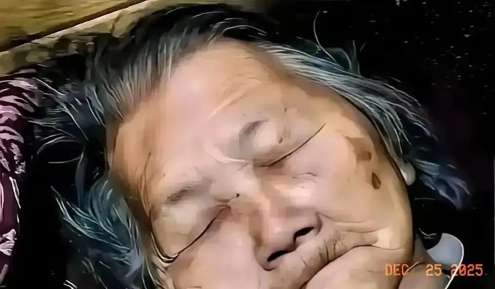 真相令人心❤️痛啊！
八十二岁的老人，趁女儿出门买菜的间隙，把屋子打扫得一尘不染