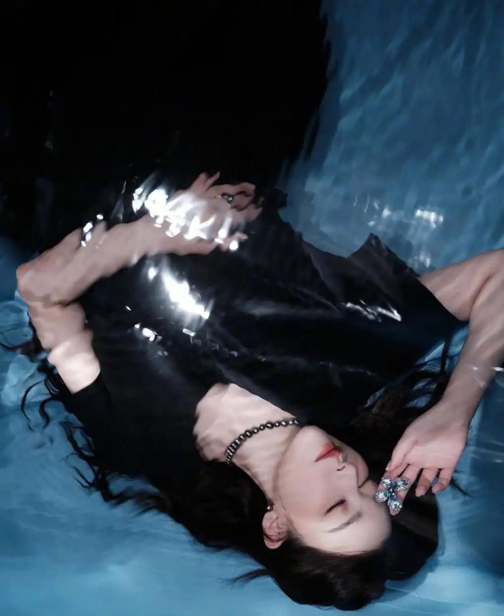 38岁阚清子，一身黑色穿搭在深海游弋，邂逅关于珍珠的传说