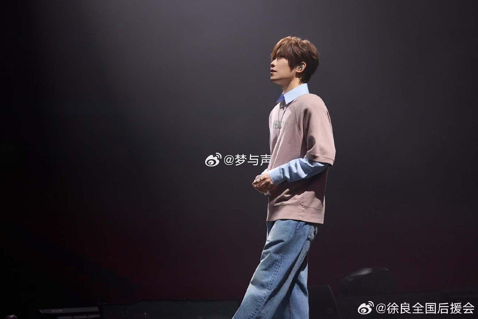 徐良演唱会散场像放学徐良演唱会梦回学生时代 演唱会送校服这个点子，确实是天才想出