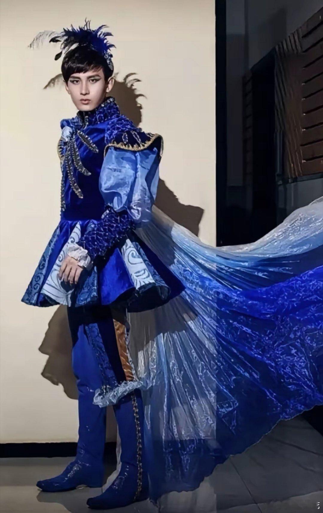 没想到成毅还有这一面别看他现在像个老干部似的他以前穿的可花了，杀马特非主流是常态