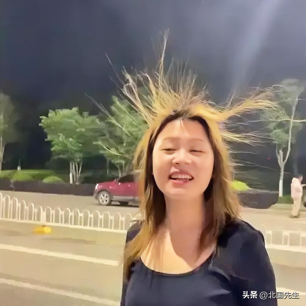 路边烧烤摊，路人头发炸毛，这是要命的预警！路人走过烧烤摊，头发直接一根根竖起来，