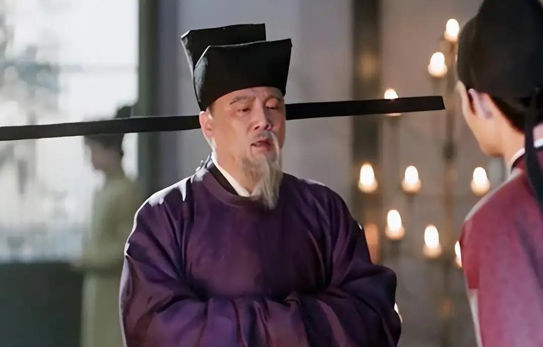 小人最大的特点，就是小肚鸡肠、心胸狭窄、见利忘义、自私自利。心眼小，格局小，胸怀