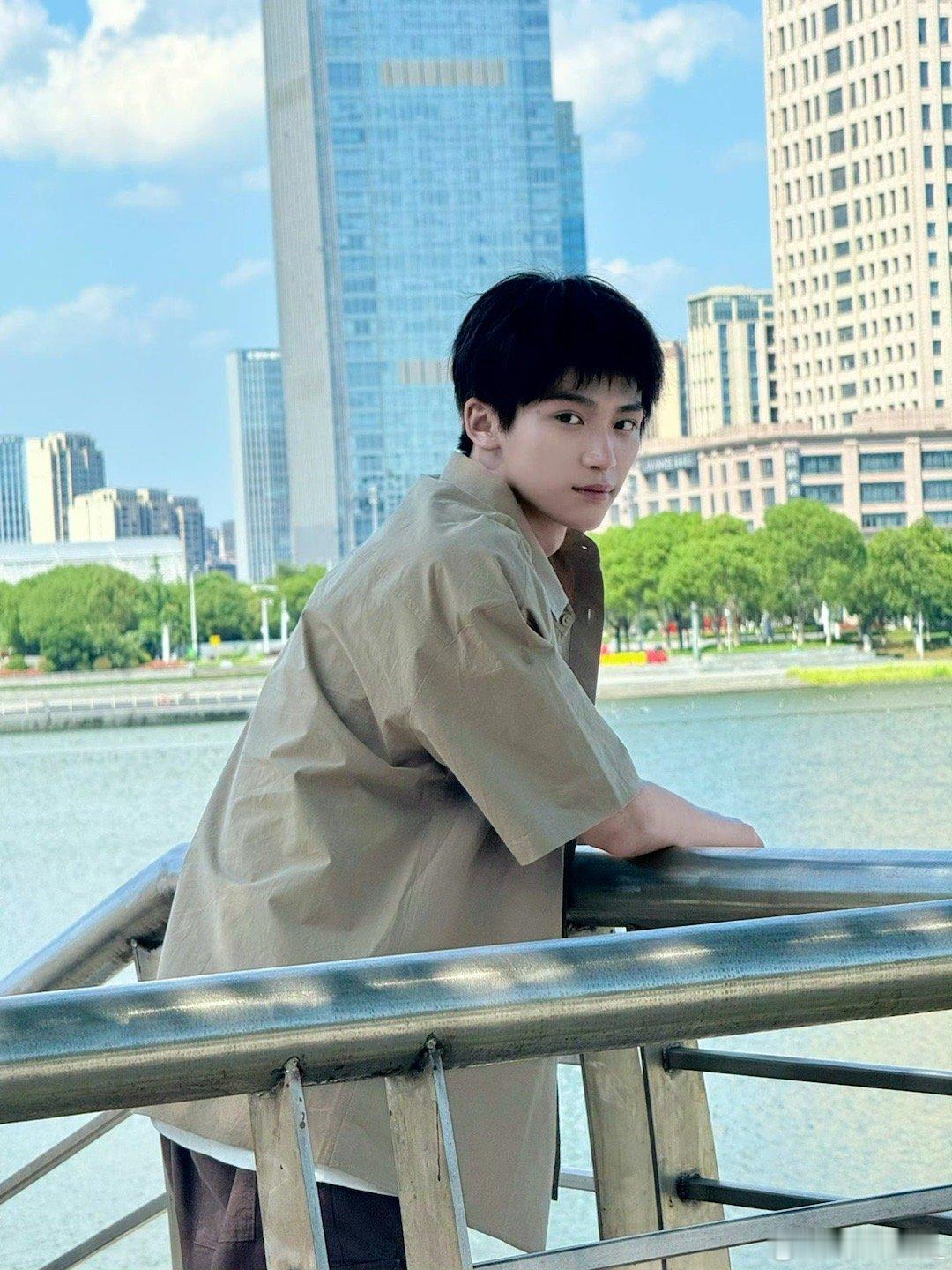 梓渝发九宫格告别吴所畏梓渝九宫格告别吴所畏梓渝发九宫格告别吴所畏～收官快乐，期待