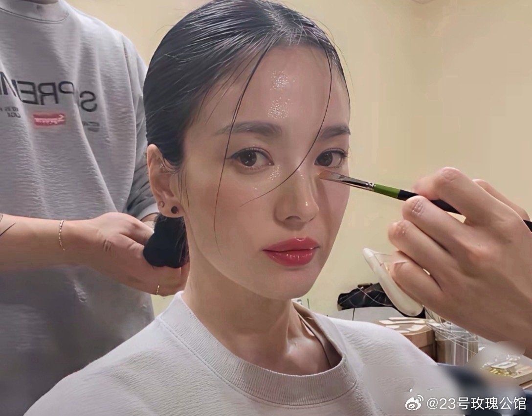 宋慧乔变样了，完全认不出来了。 