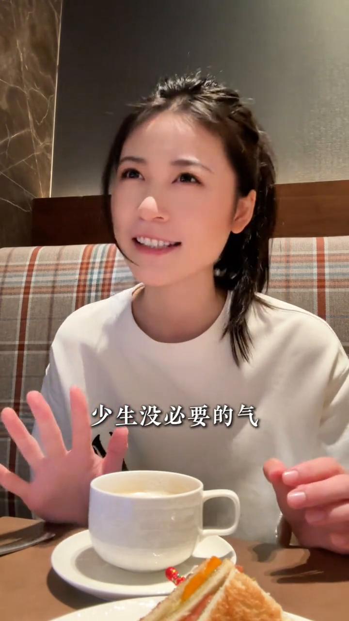 ·自由的第一课是接受没有人会爱你。
·第二课是学会冷漠，不再为不值得的人浪费情绪