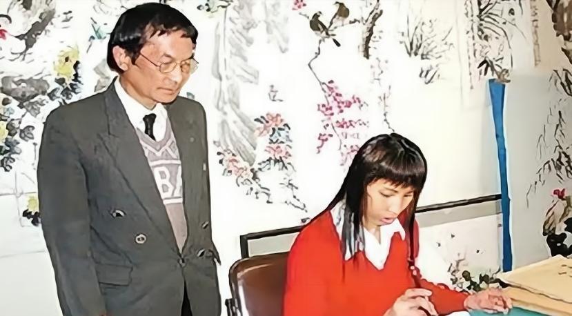 1995年，东莞市殡仪馆内送来了一具已经有味道的女尸，火化工人何亚胜正打算把她推