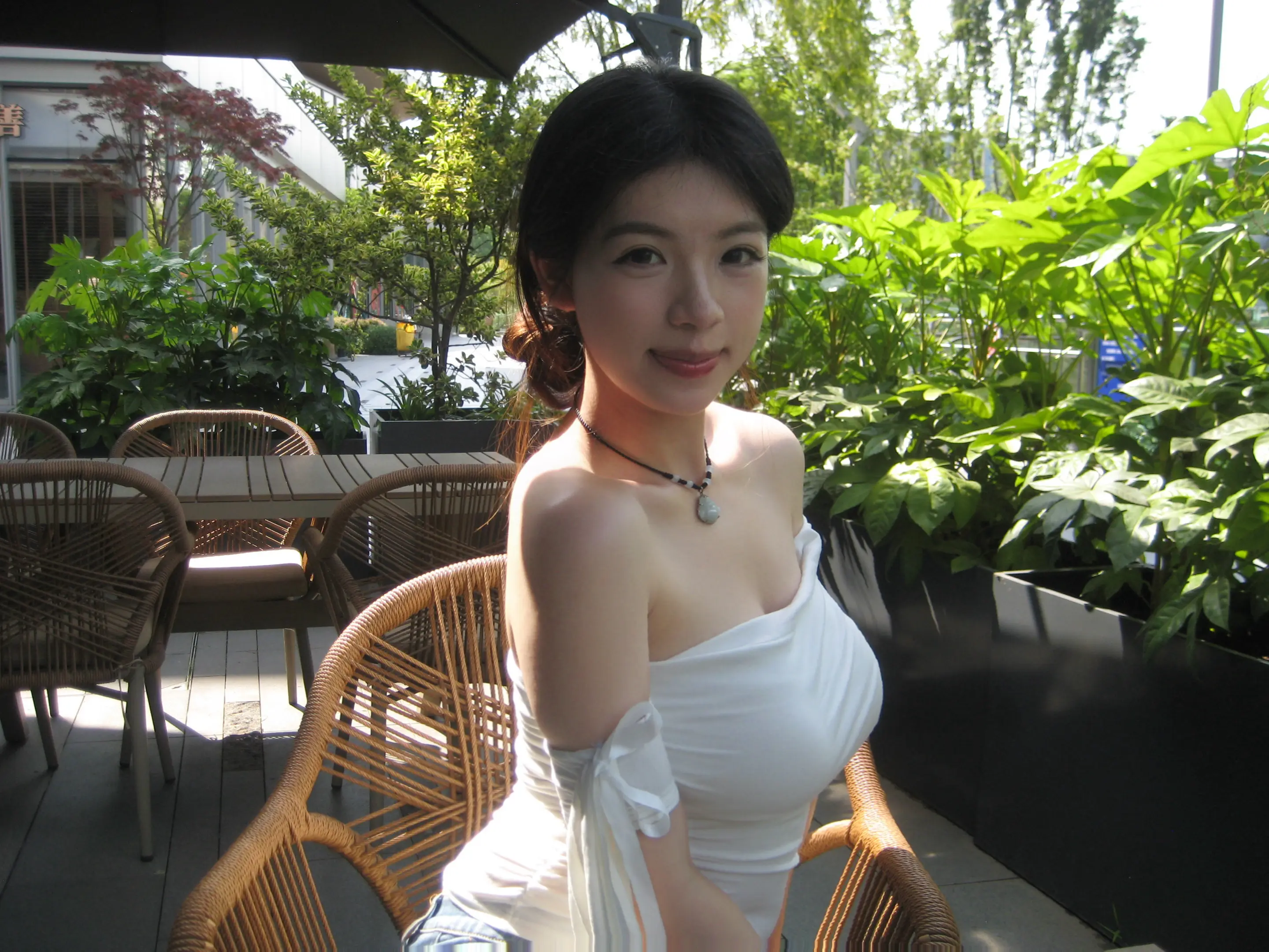 一察觉到你和别的女孩有什么 心脏就酸酸的 像是嘴巴喝了口醋顺着血液流进了心房