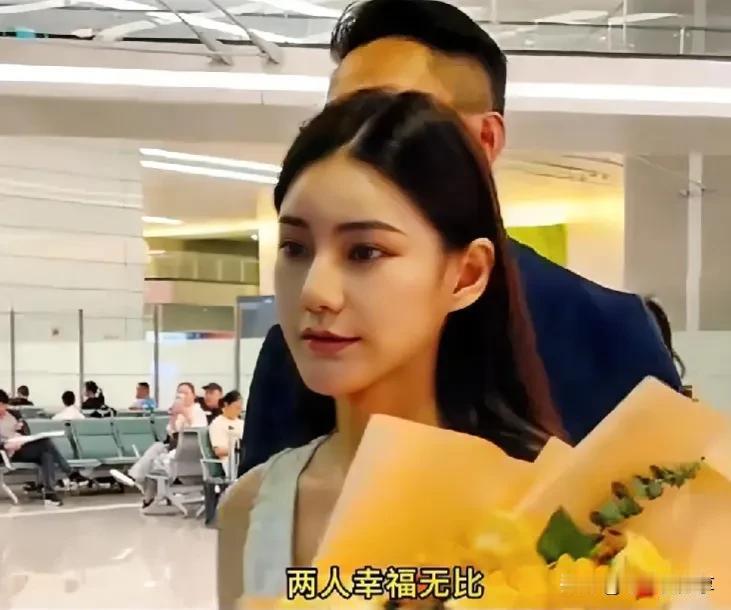 #寻找热爱表达的你#张兰直播途中摔倒，马筱梅举动令她哭起来，立马打开专机电话，询
